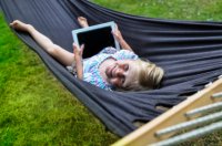 young_girl_with_ipad